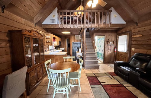 Okeechobee Cabin | Beautiful private log cabin on the water in a small cabin community.