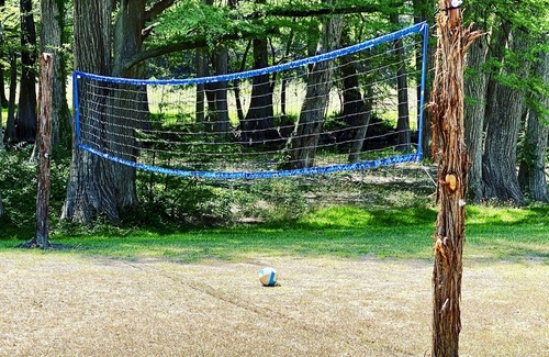 Leakey House | Beautiful Private River, Pool Table, Games, Lush Lawn, Pet OK, Kayak Heaven!