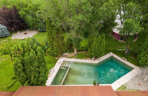 Buhl House | Beautiful Private Riverfront Geothermal Hot Springs Home