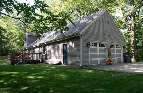 Bristol House | Beautiful Private Setting !