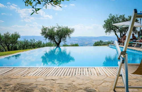 Collazzone Villa | Beautiful private villa for 10 people with WIFI, private pool, hot tub, A/C, TV, terrace and par.