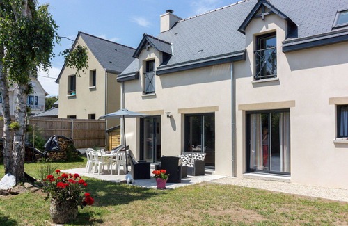 Saint-Lunaire House | Beautiful private villa for 8 guests with WIFI, TV, terrace, pets allowed and parking