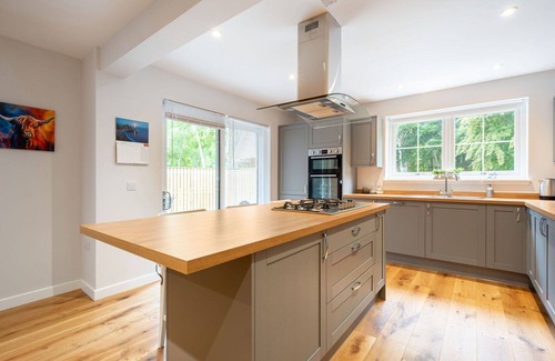 Drumnadrochit House | Beautiful private villa for 8 guests with WIFI, TV, patio, pets allowed and parking