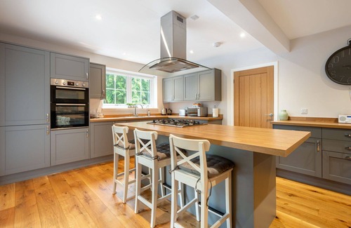 Drumnadrochit House | Beautiful private villa for 8 guests with WIFI, TV, patio, pets allowed and parking
