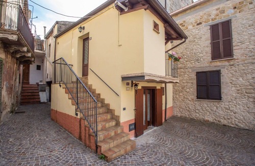 Notaresco House | Beautiful private villa for 4 people with balcony and pets allowed