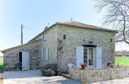 Penne-d'Agenais Villa | Beautiful private villa for 6 people with WIFI, private pool, TV, terrace, pets allowed and park.