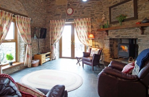 Llanbrynmair House | Beautiful private villa for 5 people with WIFI, TV, patio, panoramic view and parking