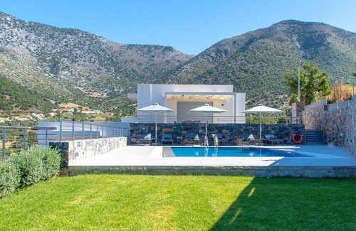 Vlichada Villa | Beautiful private villa for 6 people with WIFI, private pool, A/C, TV, terrace and parking