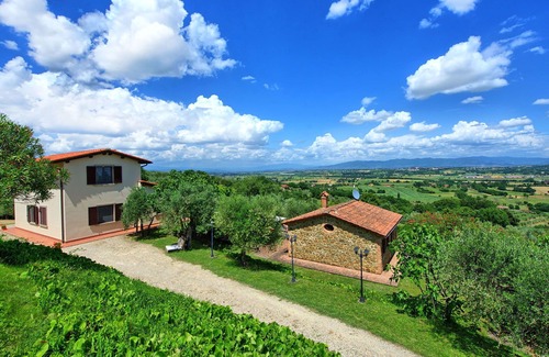 Lucignano Villa | Beautiful private villa for 12 people with private pool, A/C, WIFI, TV, patio and panoramic view