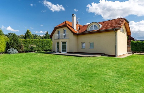 Dolni Chabry Villa | Beautiful private villa for 8 people with WIFI, TV and terrace