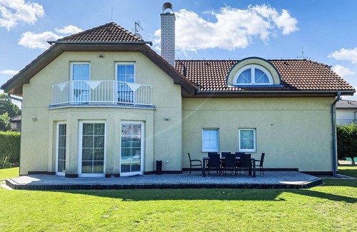 Dolni Chabry Villa | Beautiful private villa for 8 people with WIFI, TV and terrace