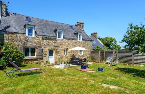 Crozon House | Beautiful private villa for 5 guests with WIFI, TV, terrace and pets allowed