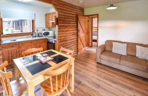 Fivelanes House | Beautiful private villa for 4 guests with WIFI, hot tub, TV, patio and pets allowed