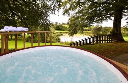 Fivelanes House | Beautiful private villa for 4 guests with WIFI, hot tub, TV, patio and pets allowed