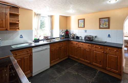 Fivelanes House | Beautiful private villa for 9 guests with WIFI, hot tub, TV, patio and pets allowed