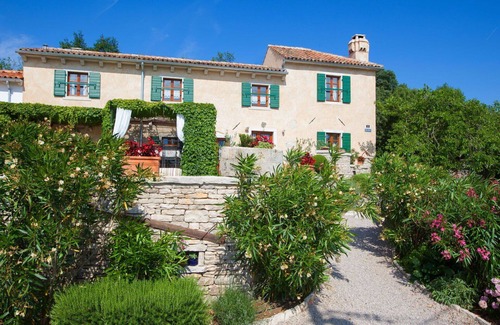 Trget Villa | Beautiful private villa with hot tub, WIFI, A/C, private pool, TV, terrace, pets allowed and par.
