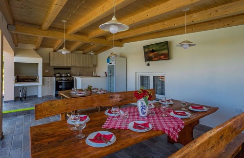 Pican House | Beautiful private villa for 10 people with WIFI, private pool, A/C, TV, terrace and pets allowed