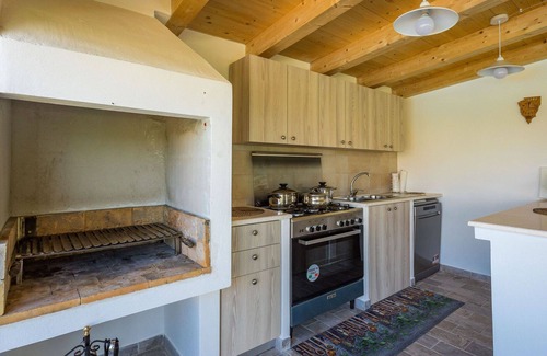Pican House | Beautiful private villa for 10 people with WIFI, private pool, A/C, TV, terrace and pets allowed