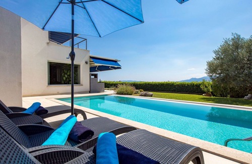 Rubesi Villa | Beautiful private villa for 10 guests with WIFI, A/C, private pool, TV, terrace and parking