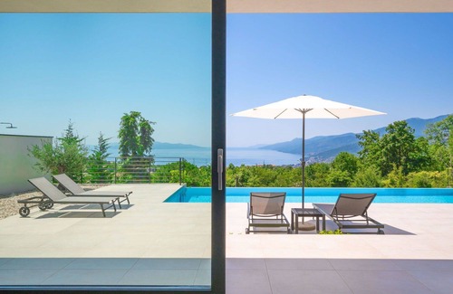 Kastav Villa | Beautiful private villa for 8 guests with WIFI, A/C, hot tub, private pool, TV and terrace