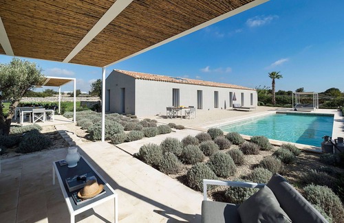 Ragusa Villa | Beautiful private villa for 6 people with A/C, private pool, WIFI, TV, patio and panoramic view