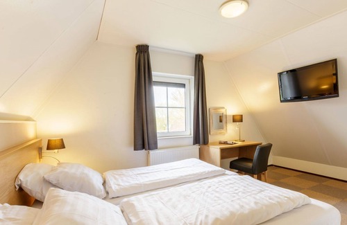 Municipality of Emmen House | Beautiful private villa for 6 people with pool, WIFI, hot tub, TV, terrace and parking