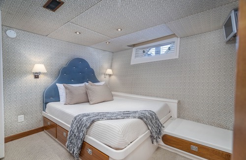 Poulsbo Boat Rental | Beautiful Private Yacht in the Seattle area
