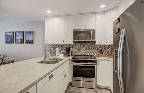 Mountain House Condo | Beautiful Property/Stunning Views/Walk to the Slopes/Shared Hot Tub