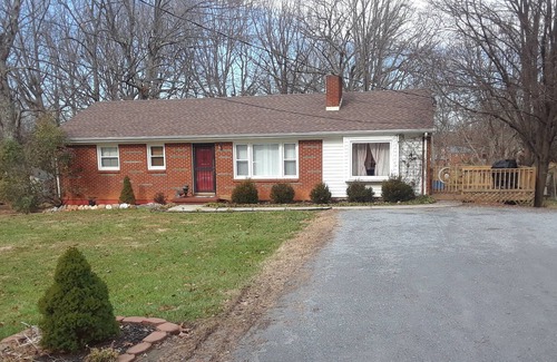 Forest House | Beautiful ranch home on a quiet street with a great location
