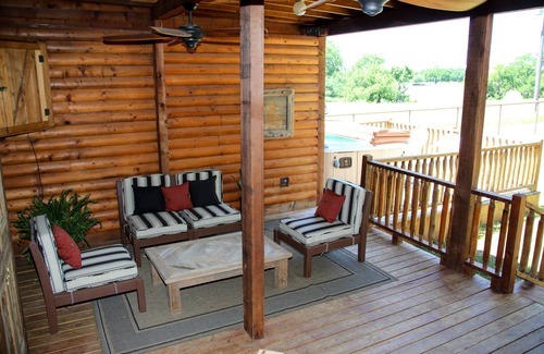 Justin House | Beautiful Ranch Near DFW & Texas Motor Speedway, Perfect for Large Groups