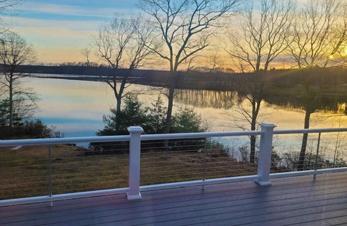 East Haddam House | Beautiful/Relaxing Lakehouse-Sleeps 8-Large Deck with Furniture-Family Friendlyn