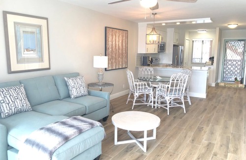 Jupiter Condo | Beautiful renovated condo, close walk to Jupiter Beach!