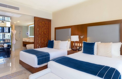 Santa Rosa Apartment | Beautiful resort, with 3pools, Private Beach and a lazy river. Close to downtown