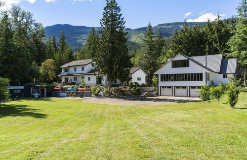 Sicamous House | Beautiful Retreat on the banks of the Eagle River