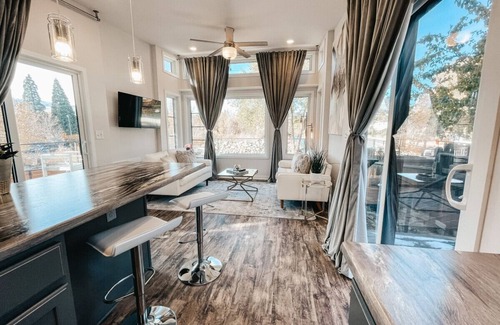 Reno House | Beautiful River Front Cottage: Pearl