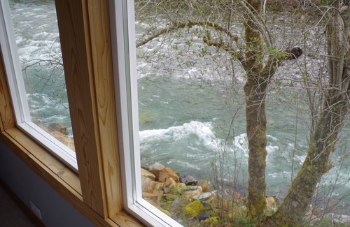 Index Cabin | Beautiful Riverfront Getaway in the Cascade Mountains