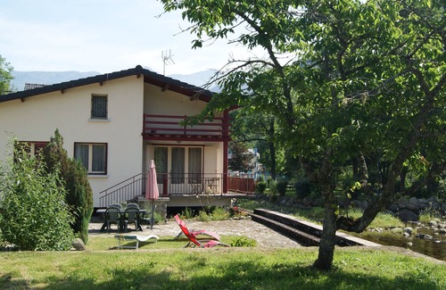 Aston House | Beautiful riverside house with large grounds (WiFi)