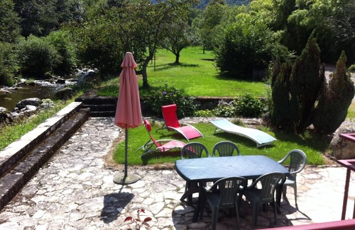 Aston House | Beautiful riverside house with large grounds (WiFi)