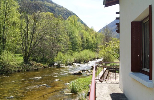 Aston House | Beautiful riverside house with large grounds (WiFi)