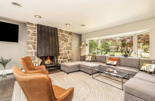 Glendale House | Beautiful riverside yard, hot tub, game room, large dining table! n