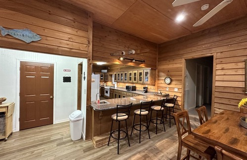 Scottsboro Cabin | Beautiful rustic lodge located on Lake Guntersville with private boat ramp/dock