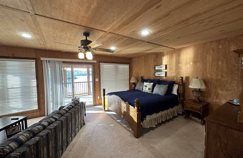 Scottsboro Cabin | Beautiful rustic lodge located on Lake Guntersville with private boat ramp/dock
