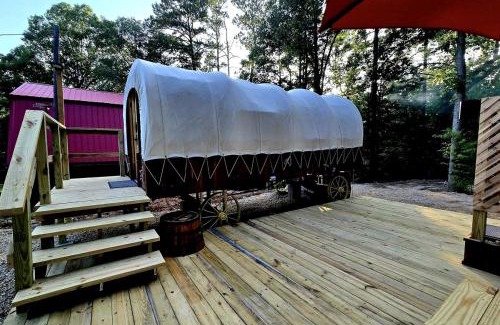 Jefferson House | Beautiful Rustic Wagon with Modern Interior and Outdoor Hot Tub for a Unique Romantic Getaway near Lake O' the Pines, Texas