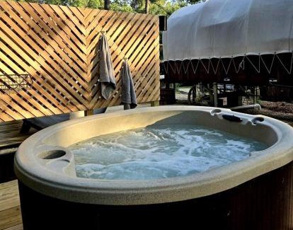 Jefferson House | Beautiful Rustic Wagon with Modern Interior and Outdoor Hot Tub for a Unique Romantic Getaway near Lake O' the Pines, Texas