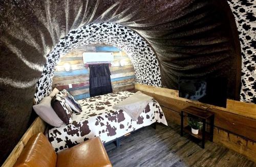 Jefferson House | Beautiful Rustic Wagon with Modern Interior and Outdoor Hot Tub for a Unique Romantic Getaway near Lake O' the Pines, Texas