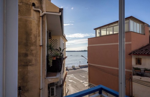 Giardini Naxos House | BEAUTIFUL SEASIDE APARTMENT WITH PRIVATE PARKING A FEW STEPS FROM TAORMINA