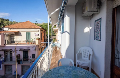 Giardini Naxos House | BEAUTIFUL SEASIDE APARTMENT WITH PRIVATE PARKING A FEW STEPS FROM TAORMINA