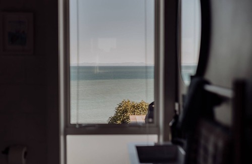 Hurunui District House | Beautiful seaside Bach with stunning views.Relax in the spa and soak in the view