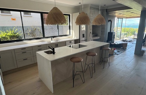 Westcliff Apartment | Beautiful self contained apartment minutes walk to cliff path central Hermanus,