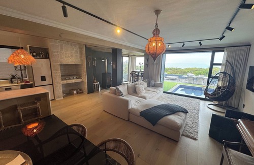 Westcliff Apartment | Beautiful self contained apartment minutes walk to cliff path central Hermanus,